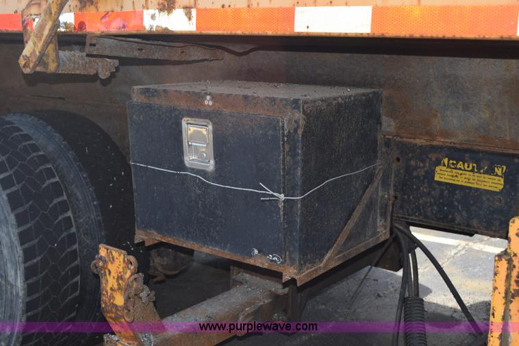 image for item K6199 2001 International 4900 dump truck