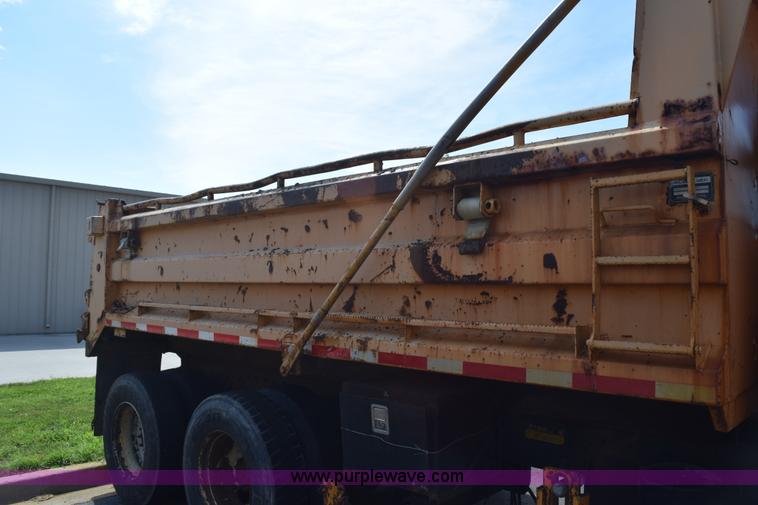 image for item K6199 2001 International 4900 dump truck