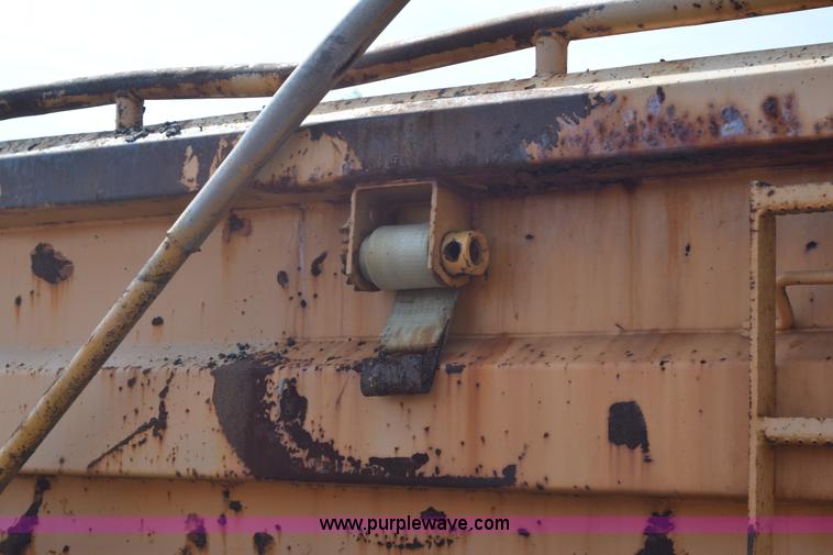 image for item K6199 2001 International 4900 dump truck