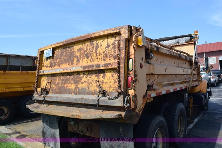 image for item K6199 2001 International 4900 dump truck