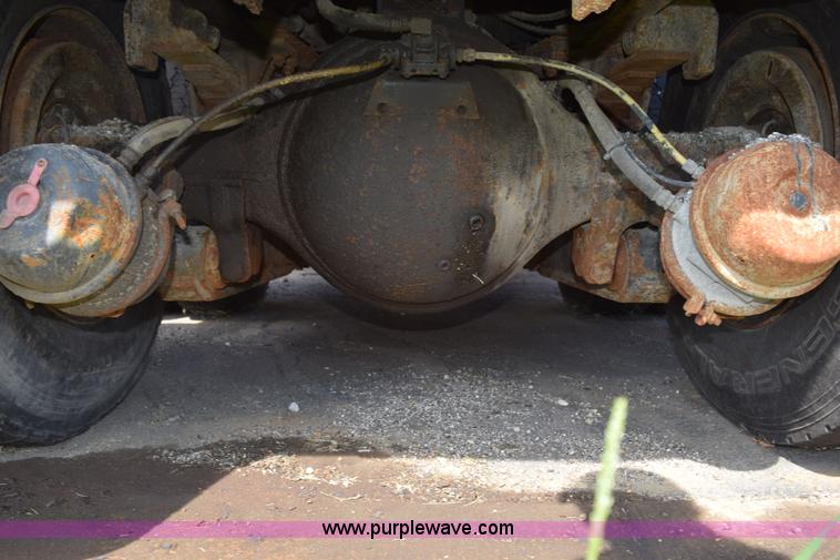 image for item K6199 2001 International 4900 dump truck