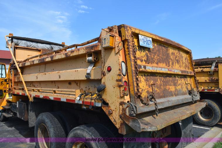 image for item K6199 2001 International 4900 dump truck