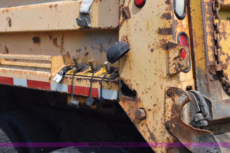 image for item K6199 2001 International 4900 dump truck