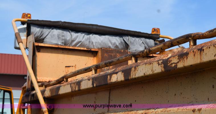 image for item K6199 2001 International 4900 dump truck