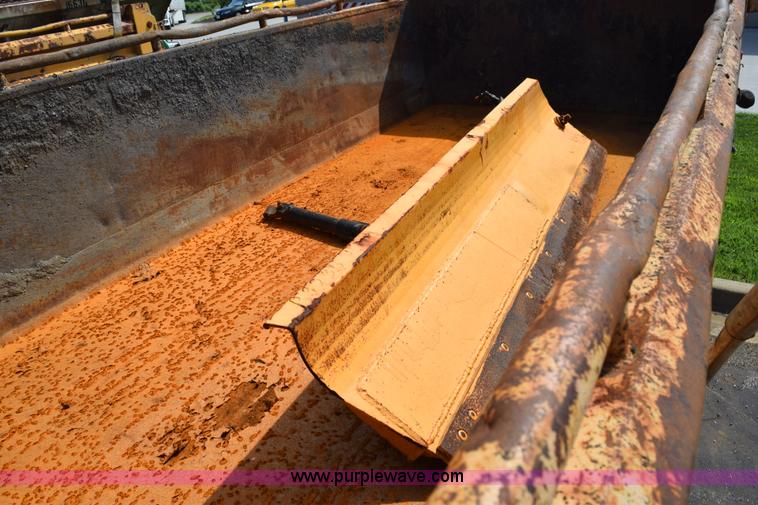 image for item K6199 2001 International 4900 dump truck