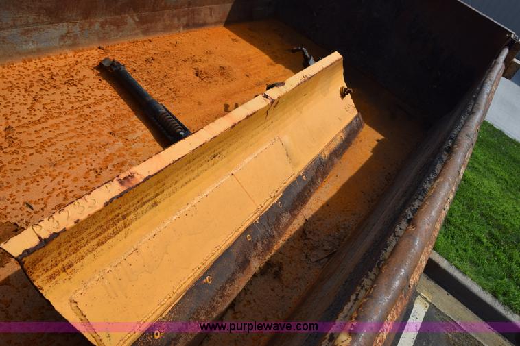 image for item K6199 2001 International 4900 dump truck