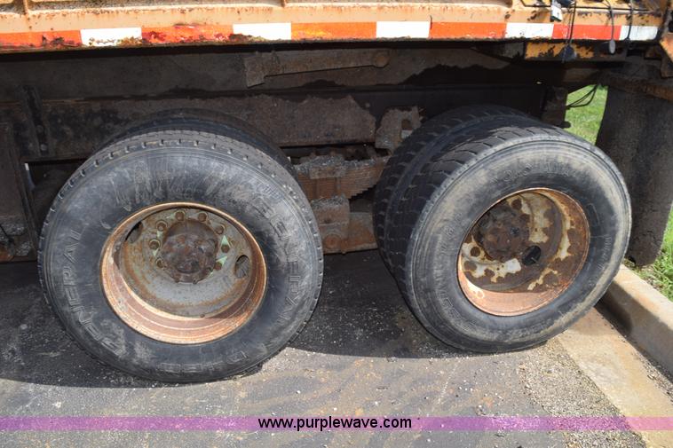 image for item K6199 2001 International 4900 dump truck