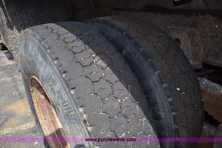 image for item K6199 2001 International 4900 dump truck