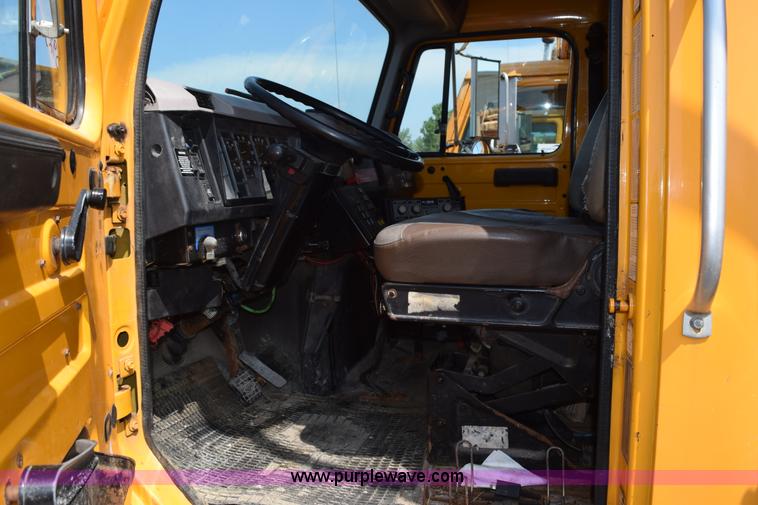 image for item K6201 1999 International 4900 dump truck