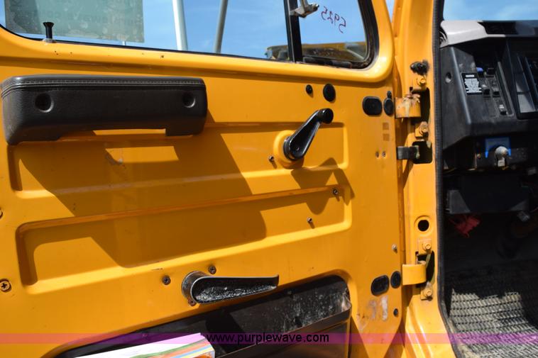 image for item K6201 1999 International 4900 dump truck