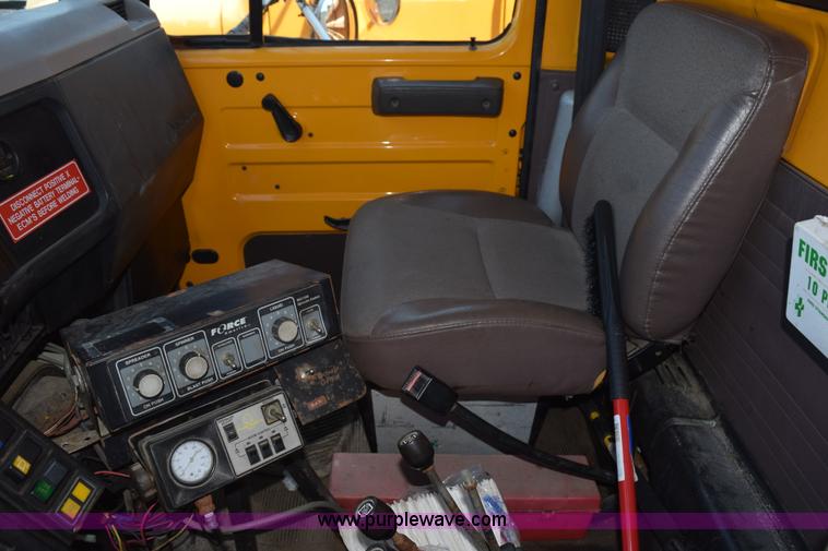 image for item K6201 1999 International 4900 dump truck