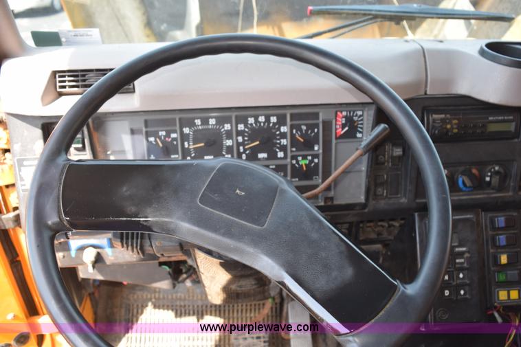 image for item K6201 1999 International 4900 dump truck