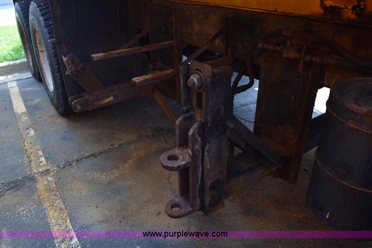 image for item K6201 1999 International 4900 dump truck