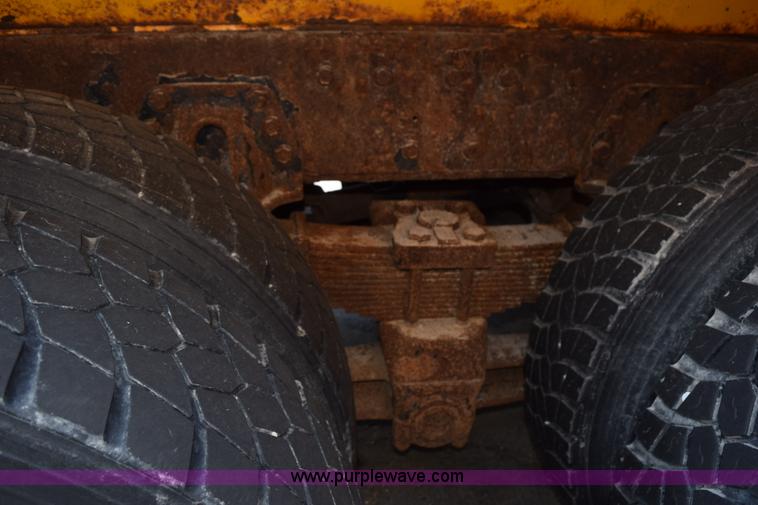 image for item K6201 1999 International 4900 dump truck