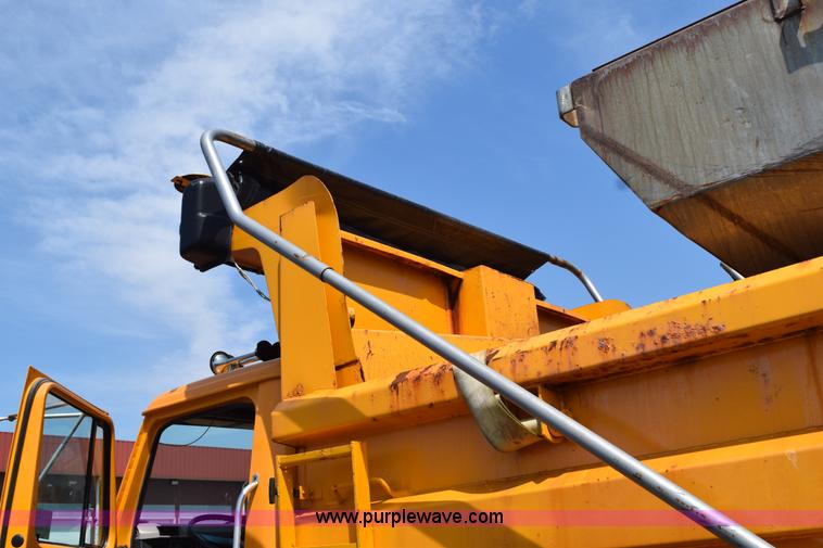 image for item K6201 1999 International 4900 dump truck
