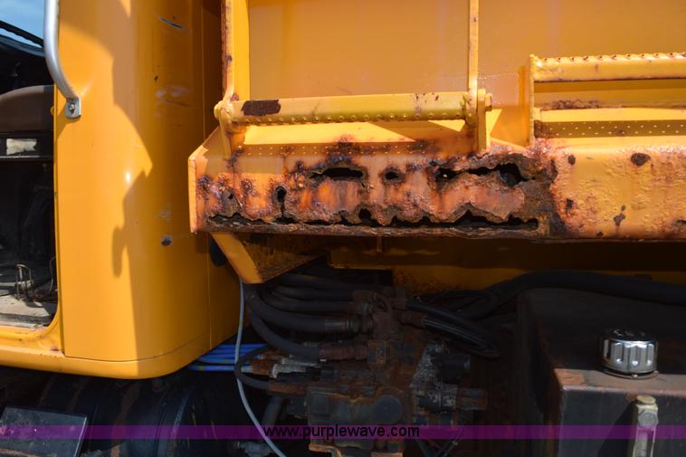 image for item K6201 1999 International 4900 dump truck