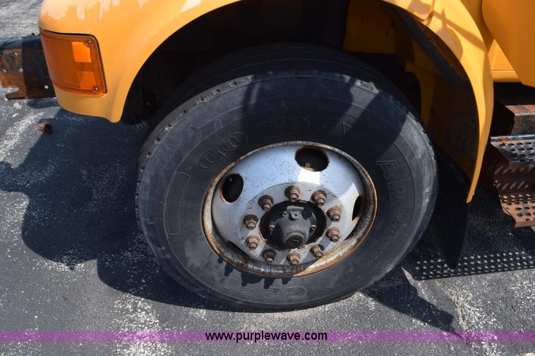 image for item K6201 1999 International 4900 dump truck