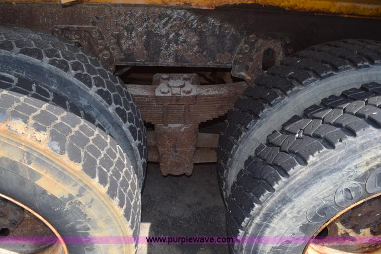 image for item K6201 1999 International 4900 dump truck