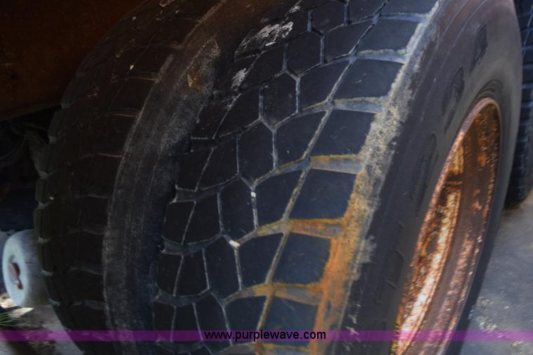 image for item K6201 1999 International 4900 dump truck