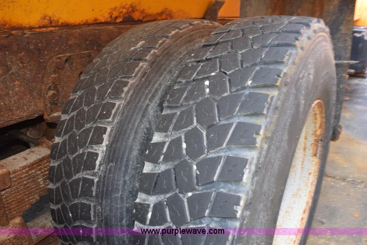 image for item K6201 1999 International 4900 dump truck