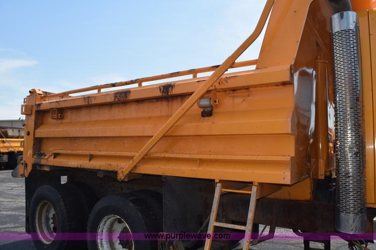image for item K6202 2006 International 7500 dump truck