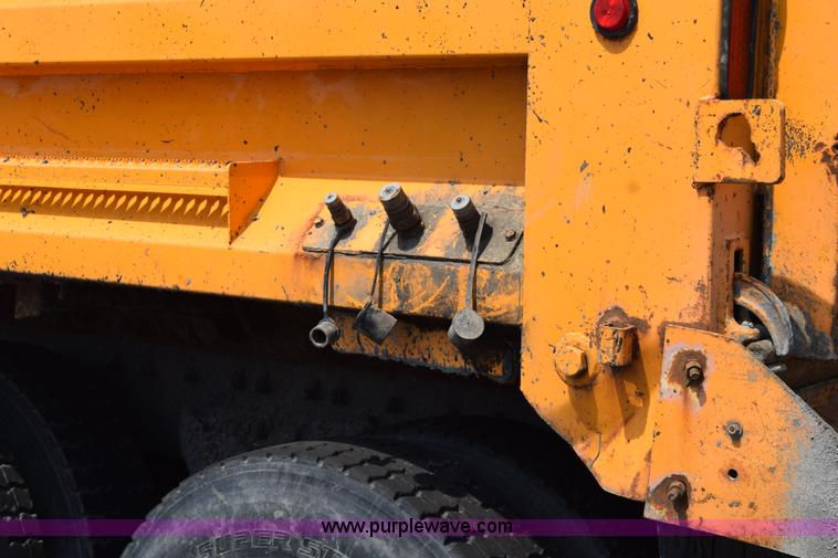 image for item K6202 2006 International 7500 dump truck