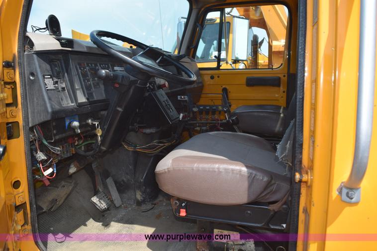 image for item K6203 2000 International 4900 dump truck