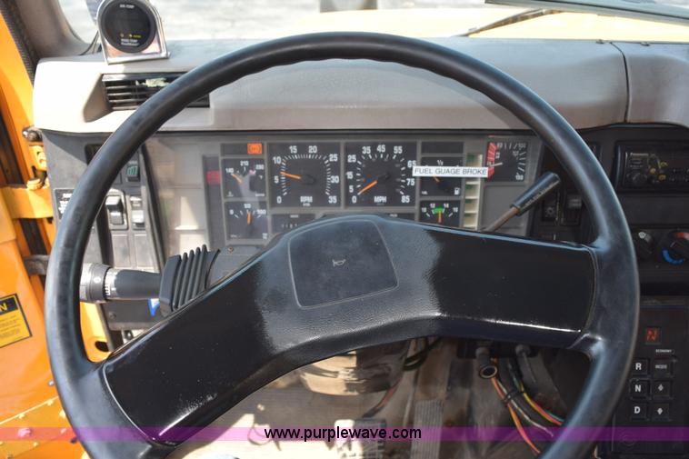 image for item K6203 2000 International 4900 dump truck