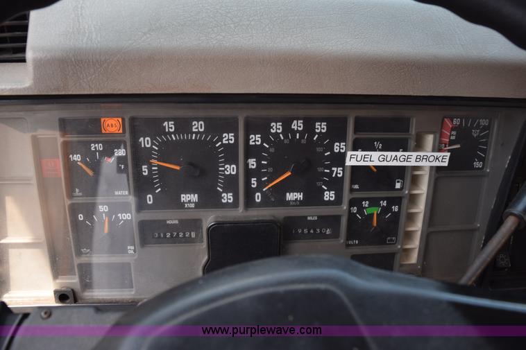 image for item K6203 2000 International 4900 dump truck