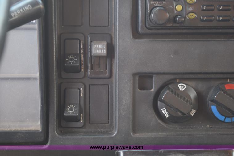 image for item K6203 2000 International 4900 dump truck