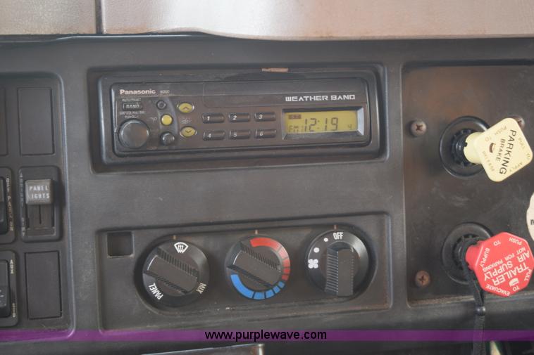 image for item K6203 2000 International 4900 dump truck