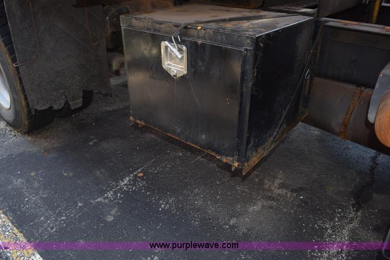 image for item K6203 2000 International 4900 dump truck