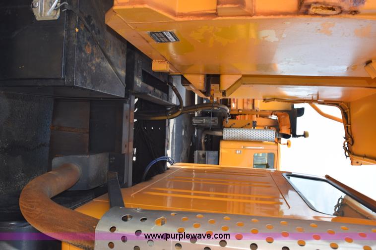 image for item K6203 2000 International 4900 dump truck