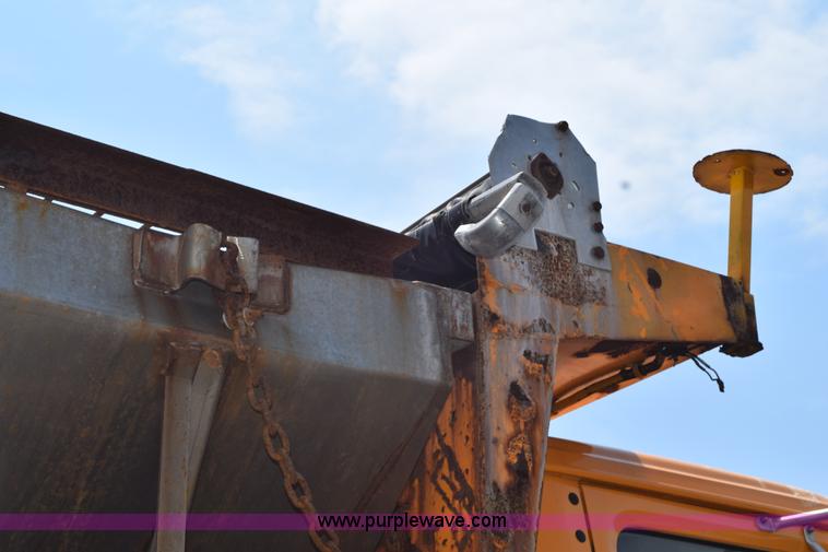 image for item K6204 1996 International 4900 dump truck