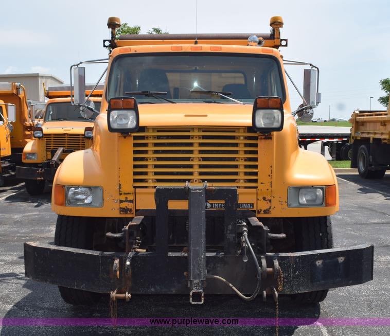 image for item K6205 2002 International 4900 dump truck