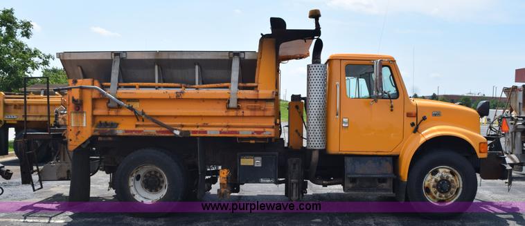 image for item K6205 2002 International 4900 dump truck