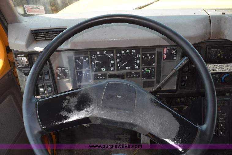 image for item K6205 2002 International 4900 dump truck