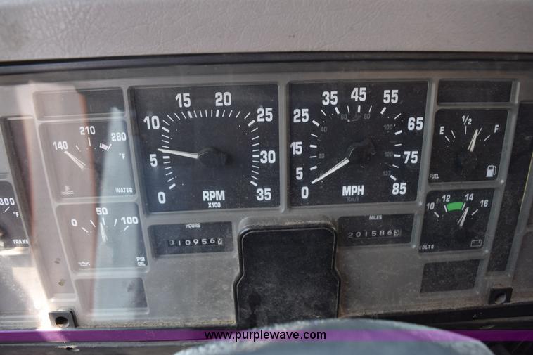 image for item K6205 2002 International 4900 dump truck