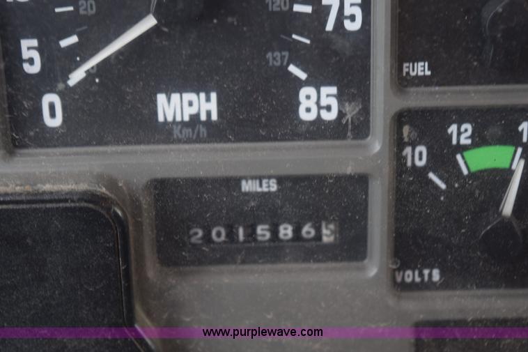 image for item K6205 2002 International 4900 dump truck