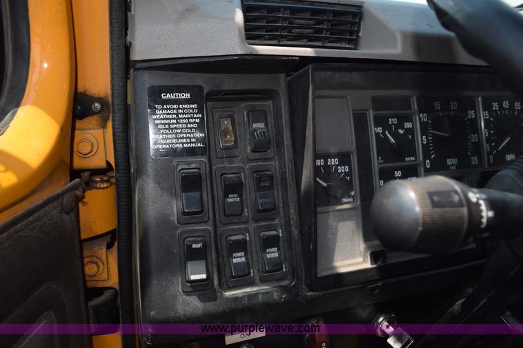 image for item K6205 2002 International 4900 dump truck