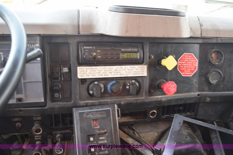 image for item K6205 2002 International 4900 dump truck