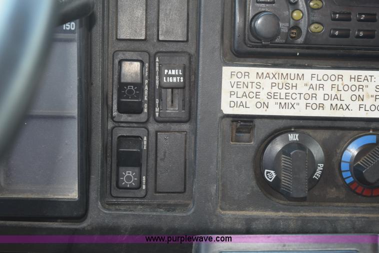 image for item K6205 2002 International 4900 dump truck