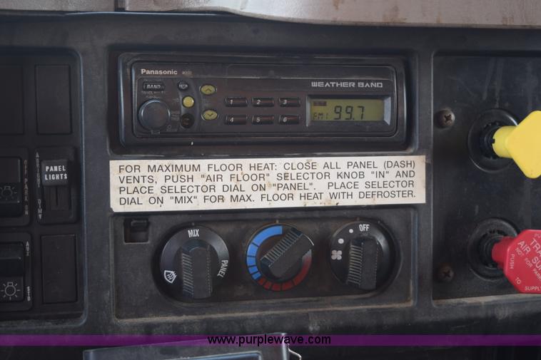 image for item K6205 2002 International 4900 dump truck