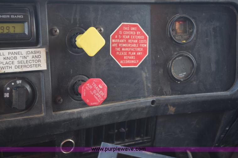 image for item K6205 2002 International 4900 dump truck