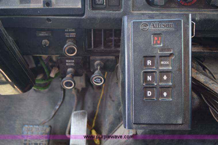 image for item K6205 2002 International 4900 dump truck