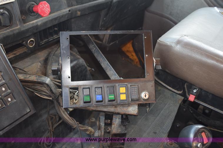image for item K6205 2002 International 4900 dump truck