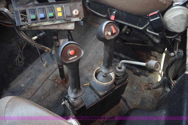 image for item K6205 2002 International 4900 dump truck