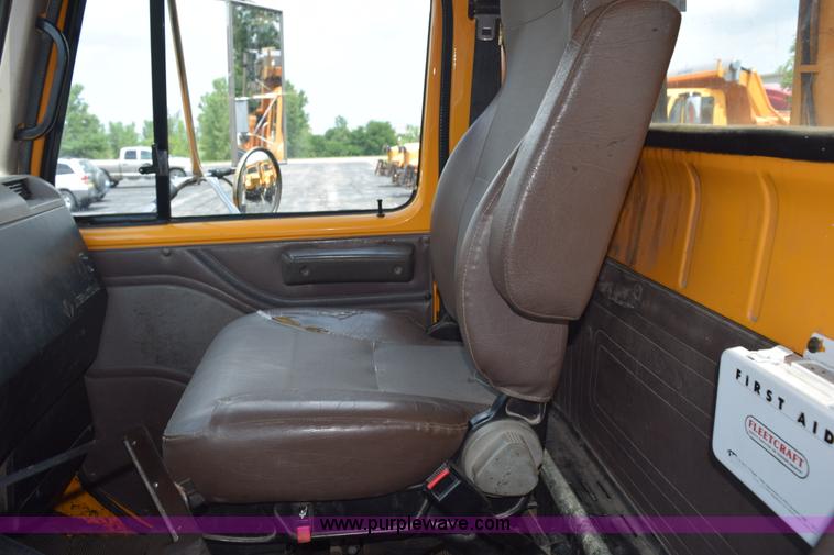 image for item K6205 2002 International 4900 dump truck