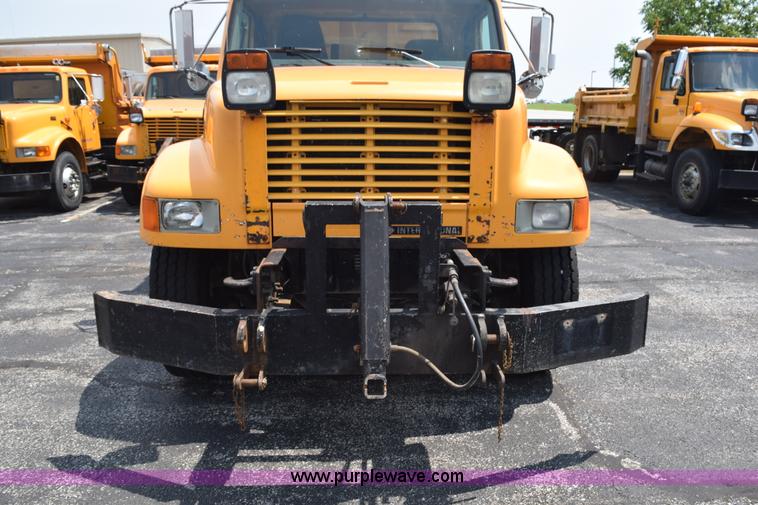 image for item K6205 2002 International 4900 dump truck