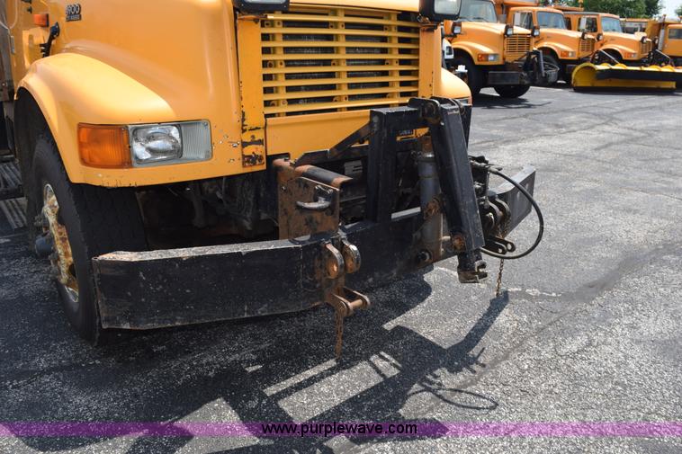 image for item K6205 2002 International 4900 dump truck